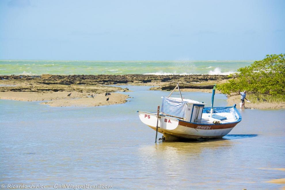 Imagem de um barco na piscina natural na Praia Coroa Vermelha.